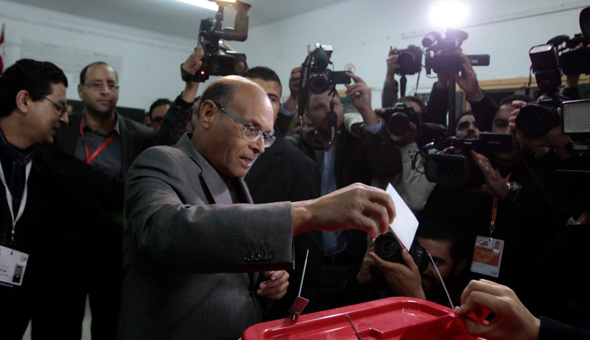 المنصف المرزوقي المرشح لانتخابات الرئاسة التونسية يدلي بصوته في جولة الإعادة